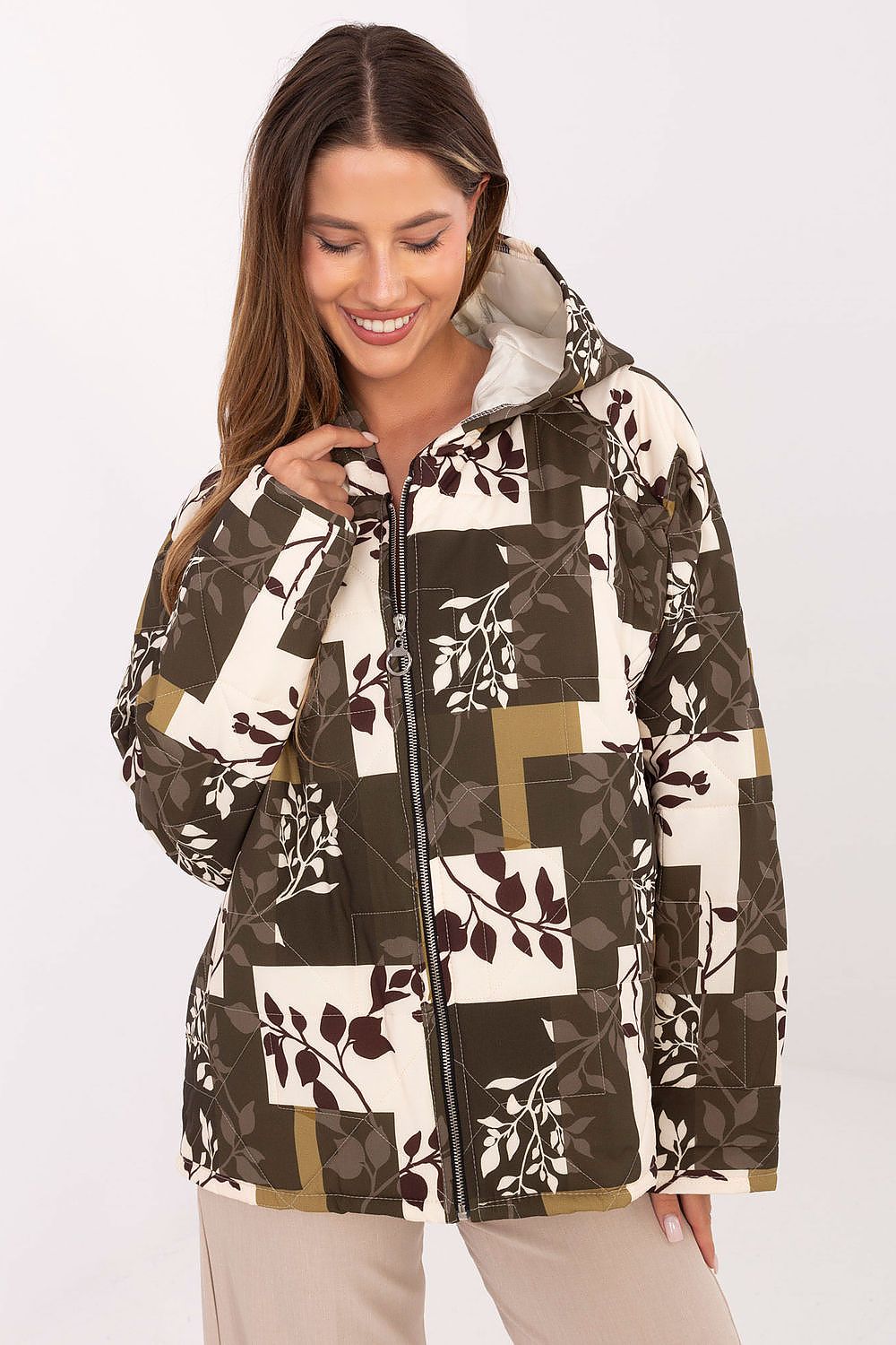 Oppdag vårt utvalg av stilfulle Grønn Jakke Italia Moda til dame i ulike størrelser og kvalitetsmaterialer - perfekte til jobb, fritid og alle dager. Rask levering og gode priser hos MS Stylehaven. se mer!