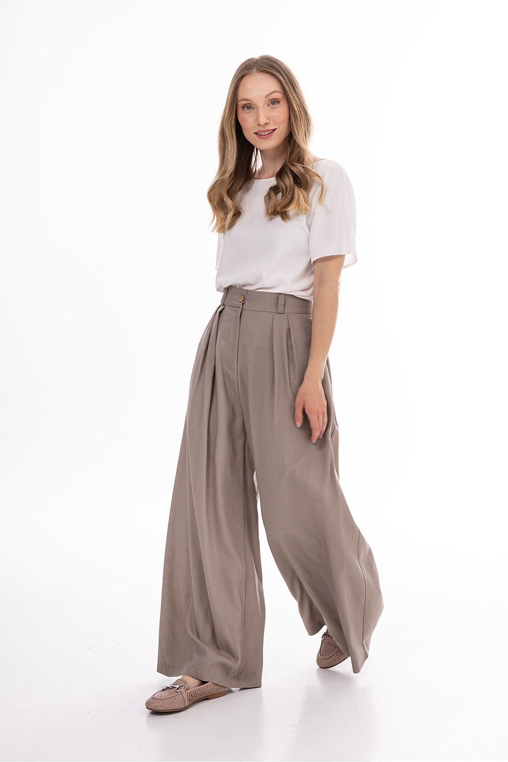  Women trousers model 225299 awama 