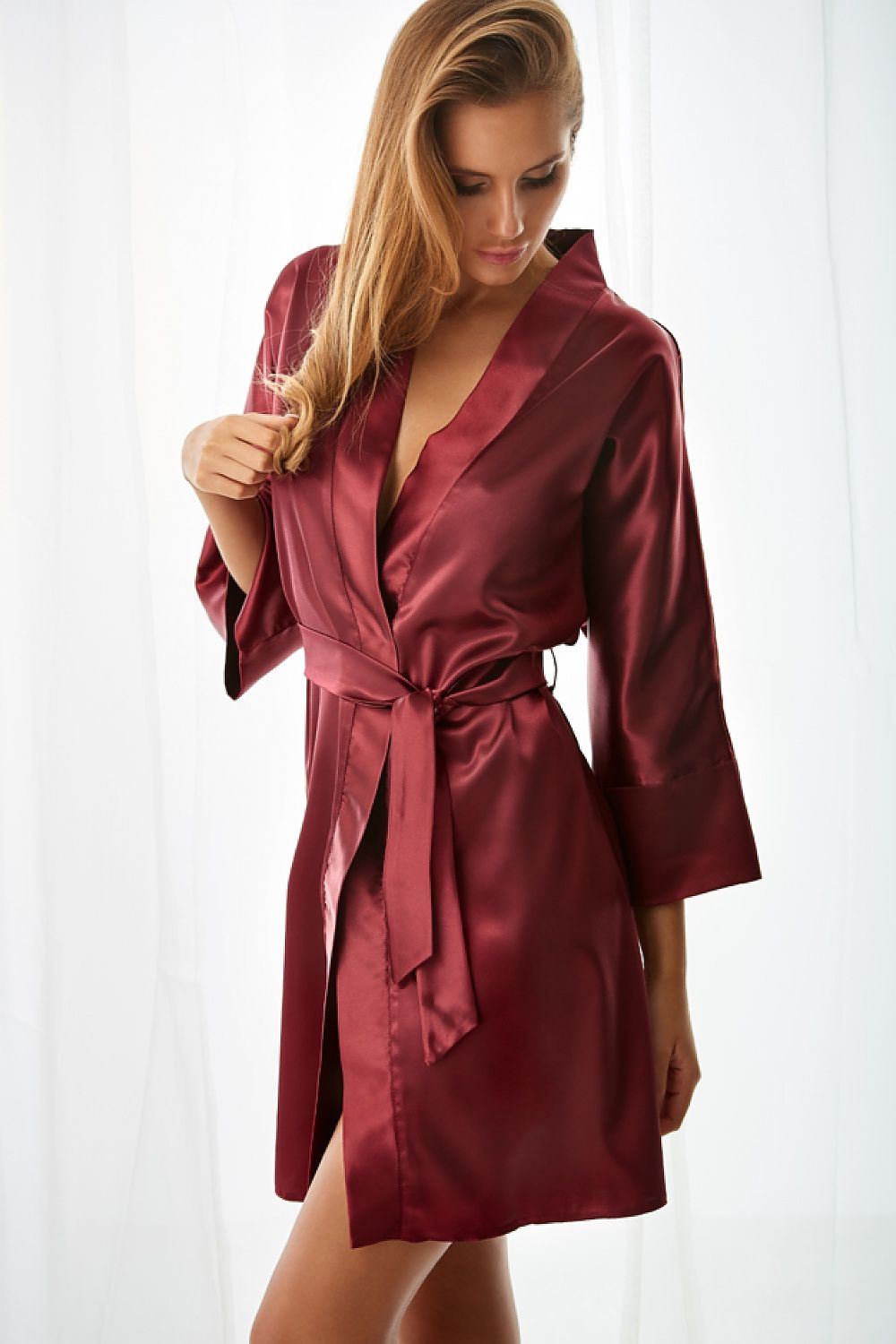 Versa Elegance sateng badekåpe - Kalimo til dame fra MS StyleHaven, laget av polyester; Elastan, farge Rød, størrelse S, med long; 3-4 ermer, perfekt til casual; dress