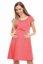 Bow Accent Flared Graviditetskjole fra PeeKaBoo til dame fra MS StyleHaven, laget av polyester; Viskose, farge Rød, størrelse L/XL, med cap; short ermer, perfekt til casual; dress