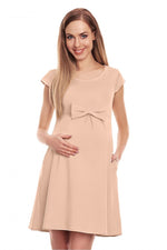 Bow Accent Flared Graviditetskjole fra PeeKaBoo til dame fra MS StyleHaven, laget av polyester; Viskose, farge beige, størrelse L/XL, med cap; short ermer, perfekt til casual; dress