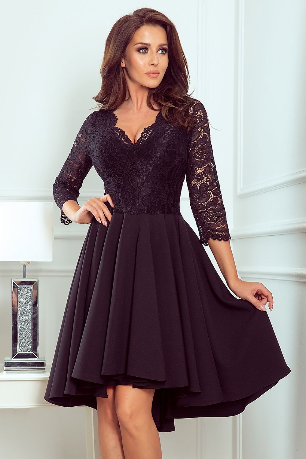 Nicolle asymmetrisk blondekjole – elegant og flytende kjole for spesielle anledninger til dame fra MS StyleHaven, laget av Viskose; polyester, farge Rød, størrelse S, med 3-4; long ermer, perfekt til casual; dress