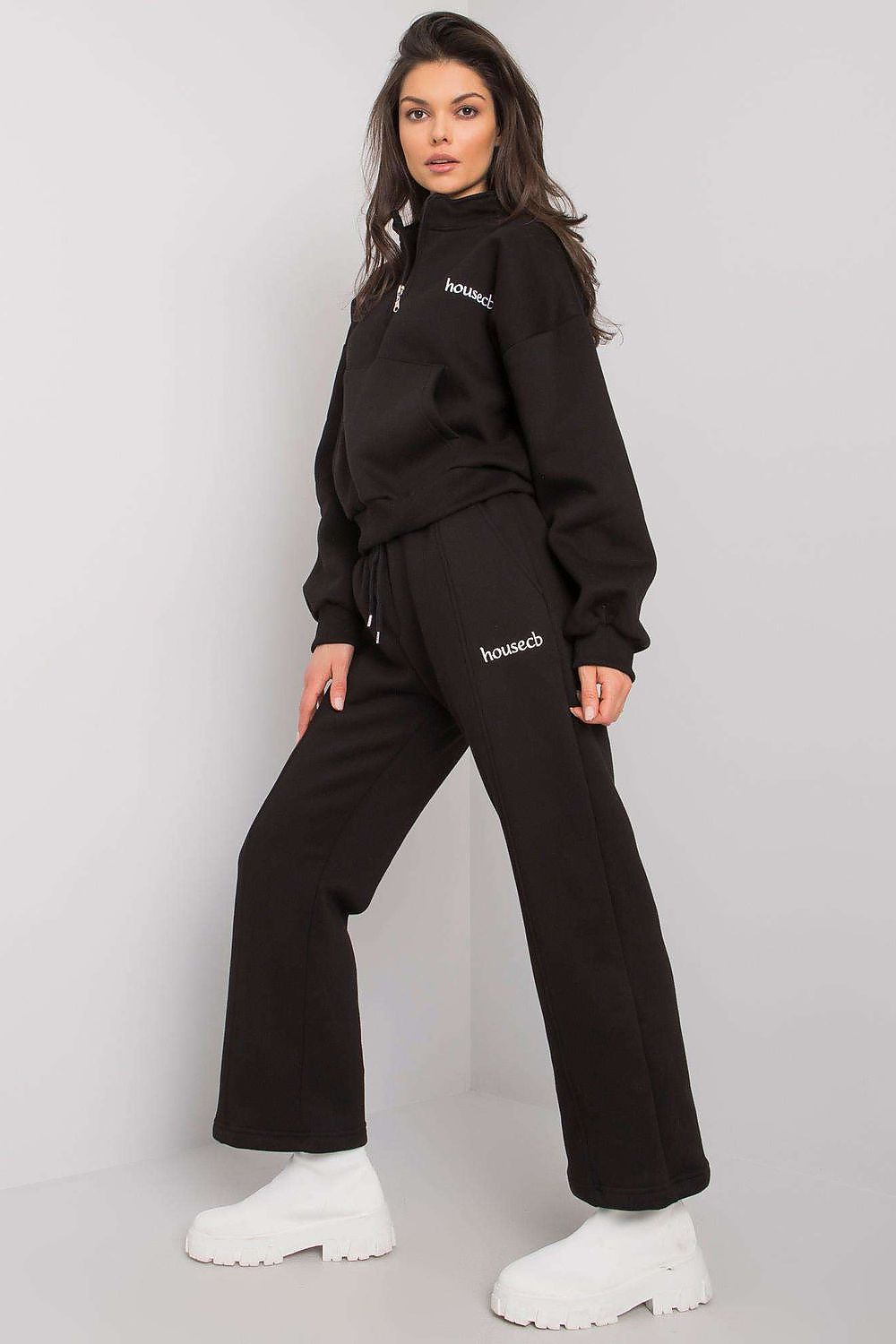 Oppdag vårt utvalg av stilfulle Svart Sett Ex Moda til dame i ulike størrelser og kvalitetsmaterialer – perfekte til jobb; fritid og alle dager. Rask levering og gode priser hos MS Stylehaven. se mer!