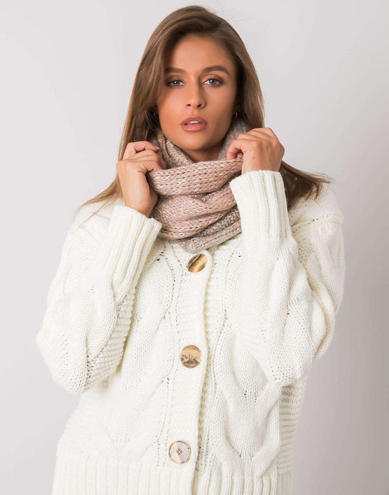 Vintertilbehør for dame med varme skjerf, luer, hansker og stilfulle accessories. Perfekt for kalde dager, vinterantrekk og sesongens behov, med fokus på komfort, funksjon og moderne design.
Women’s winter accessories including warm scarves, hats, gloves and stylish accessories. Designed for cold weather and winter outfits, combining comfort, functionality and modern seasonal style.