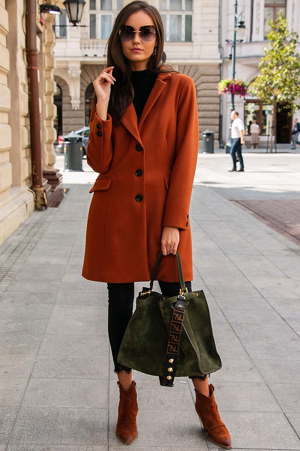 Oppdag vårt utvalg av stilfulle Brun Frakk Roco Fashion til dame i ulike størrelser og kvalitetsmaterialer - perfekte til jobb, fritid og alle dager. Rask levering og gode priser hos MS Stylehaven. se mer!