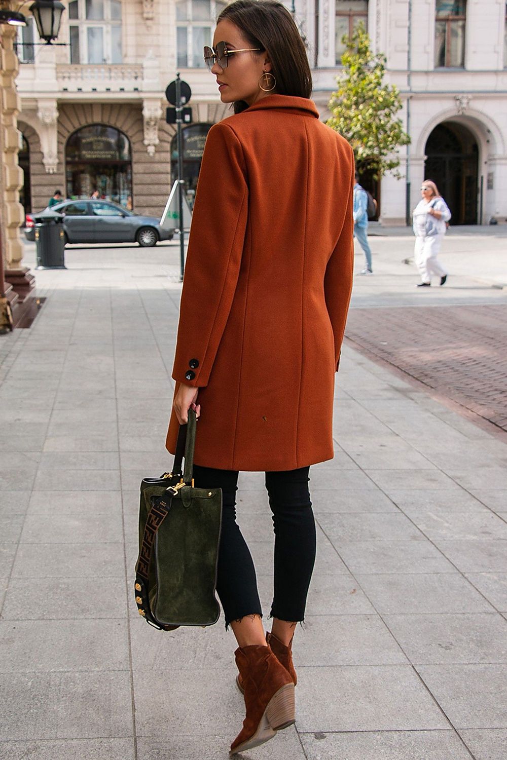 Oppdag vårt utvalg av stilfulle Brun Frakk Roco Fashion til dame i ulike størrelser og kvalitetsmaterialer – perfekte til jobb, fritid og alle dager. Rask levering og gode priser hos MS Stylehaven. se mer!