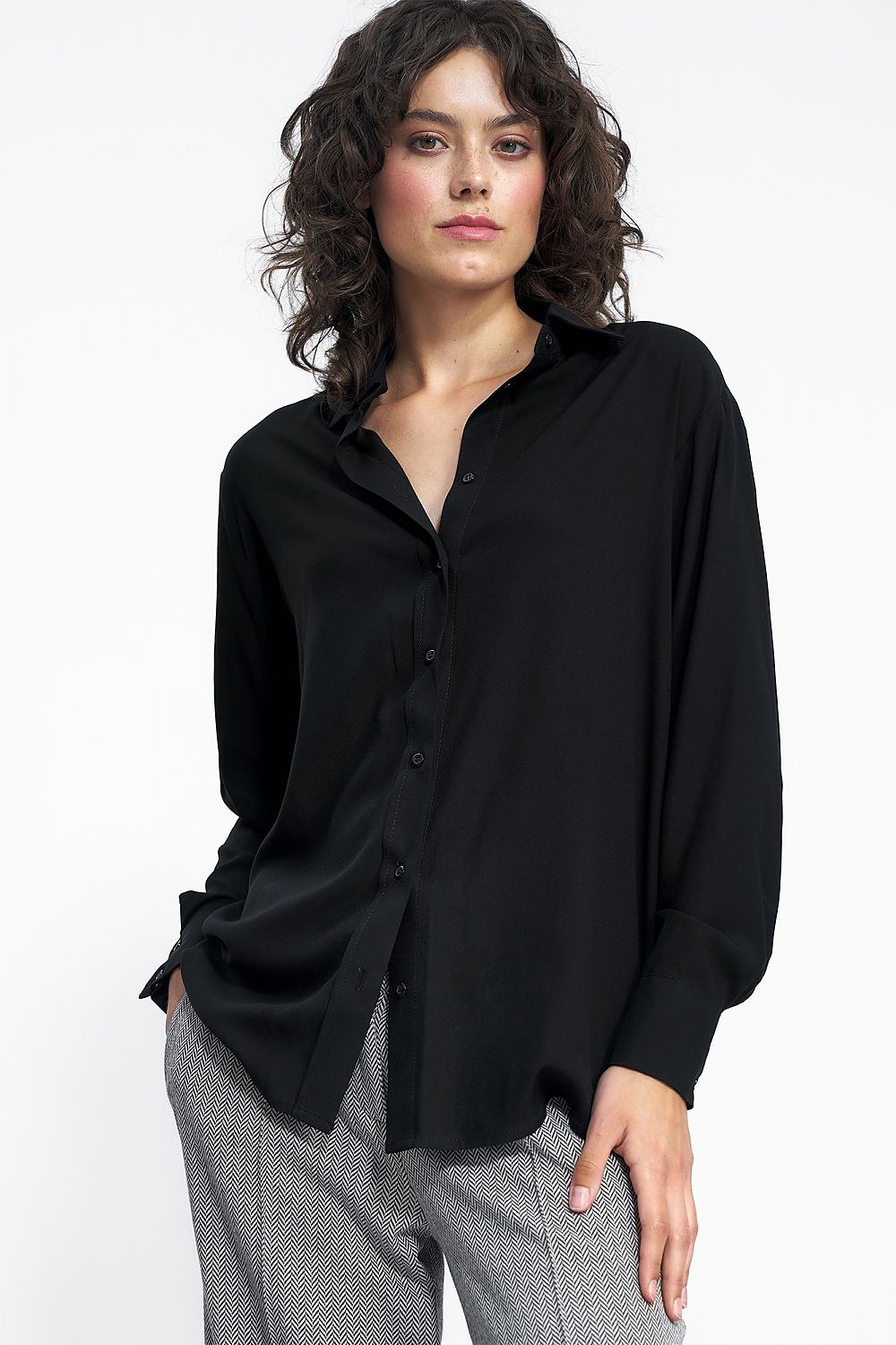 Langermet skjorte Nife til dame fra MS StyleHaven, laget av Viskose, farge Svart, størrelse 36, med long ermer, perfekt til casual; dress