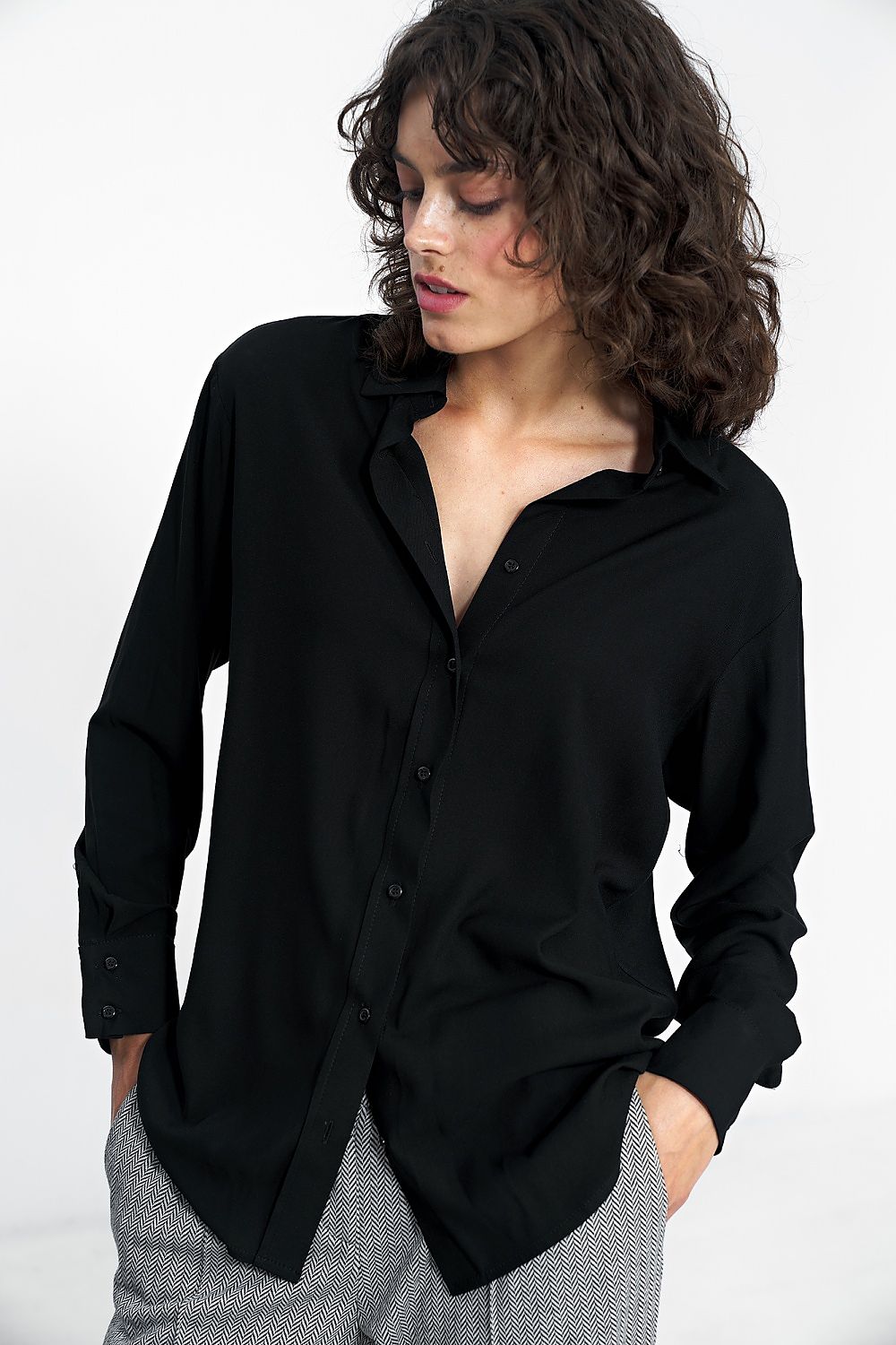 Langermet skjorte Nife til dame fra MS StyleHaven, laget av Viskose, farge Svart, størrelse 38, med long ermer, perfekt til casual; dress
