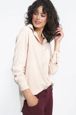 Langermet skjorte Nife til dame fra MS StyleHaven, laget av Viskose, farge beige, størrelse 38, med long ermer, perfekt til casual; dress