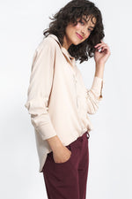 Langermet skjorte Nife til dame fra MS StyleHaven, laget av Viskose, farge beige, størrelse 42, med long ermer, perfekt til casual; dress