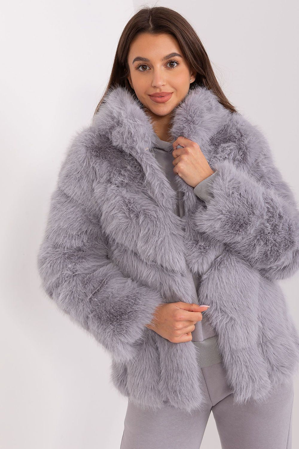 Oppdag vårt utvalg av stilfulle Grå Jakke - AT til dame i ulike størrelser og kvalitetsmaterialer - perfekte til jobb; fritid og alle dager. Rask levering og gode priser hos MS Stylehaven. se mer!