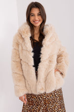 Oppdag vårt utvalg av stilfulle Beige 2 Jakke - AT til dame i ulike størrelser og kvalitetsmaterialer – perfekte til jobb; fritid og alle dager. Rask levering og gode priser hos MS Stylehaven. se mer!